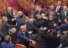 Масовна тепачка меѓу пратениците во албанскиот Парламент/ВИДЕО