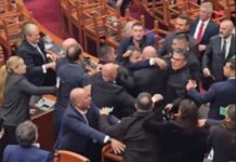 Масовна тепачка меѓу пратениците во албанскиот Парламент/ВИДЕО