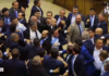 Масовна тепачка во ерменскиот парламент! Летаа тупаници и шишиња/ВИДЕО