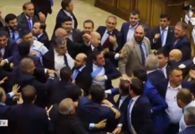 Масовна тепачка во ерменскиот парламент! Летаа тупаници и шишиња/ВИДЕО