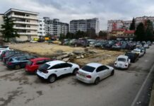 Две домашни фирми во трка за монтажните гаражи на Клинички