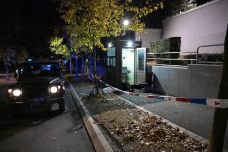 ВО СРБИЈА ЦРВЕН СТЕПЕН НА ЗАКАНА ОД ТЕРОРИЗАМ: Полицаец уби тинејџер пред Амбасадата на Израел во Белград