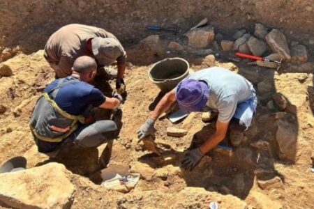 Археолозите открија богат војнички гроб со злато и со оружје од 6. век пр.н.е. кај струшкото село Корошишта