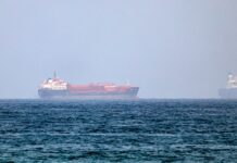 ЦЕНАТА НА РИЗИКОТ: Нафтените гиганти им исплаќаат на капетаните бонус од 50.000 долари за само едно минување низ најопасниот теснец во светот