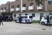 Полициски претрес во осум станови во Будва, поврзани со наводен координатор на гласачи на СНС на Вучиќ