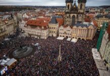 Илјадници Чеси на улиците ја бранат РТВ таксата: „Не сакаме цензура“/ВИДЕО