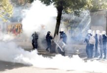 Албанска полиција: Маскирани поединци напаѓаат институции, секое насилство ќе биде казнето