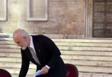 Еди Рама постави столици пред Владата и повикува на дијалог – студентите го одбија/ВИДЕО