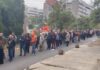 ЗА ГЛАСАЊЕ ВО СРБИЈА СЕ ЧЕКА И ПО 1,5 ЧАС: Големи редици пред избирачките места