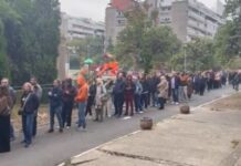 ЗА ГЛАСАЊЕ ВО СРБИЈА СЕ ЧЕКА И ПО 1,5 ЧАС: Големи редици пред избирачките места
