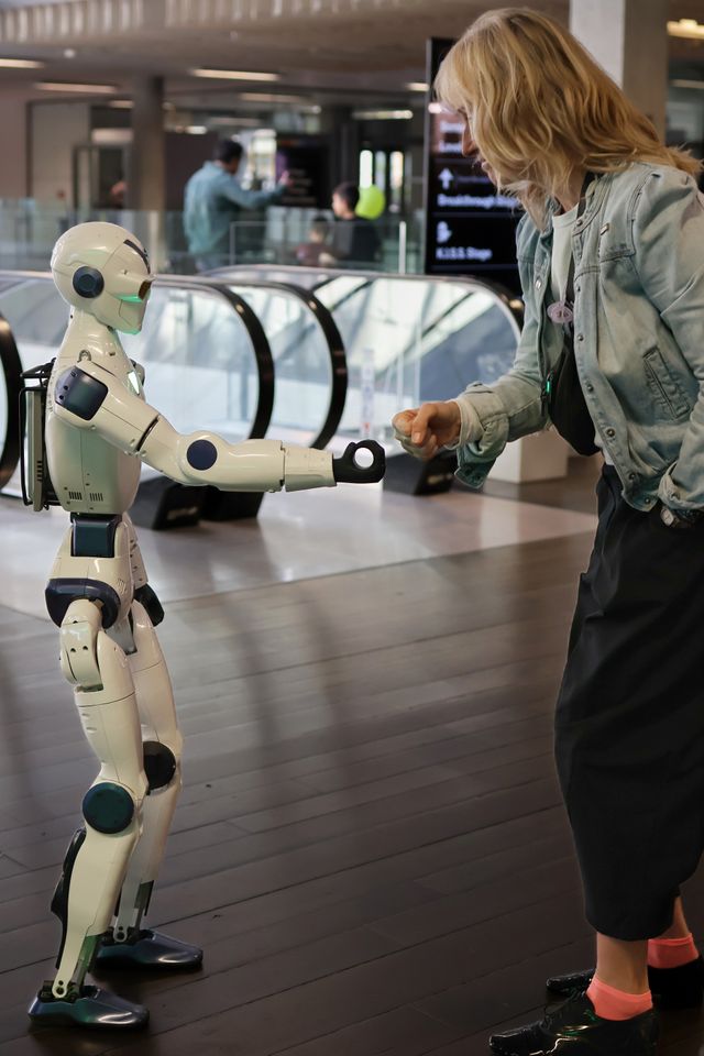 robot i covek pexels-tori-d-2153274682-40049037