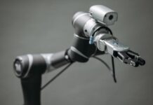 Роботска рака започнува со вадење на остатоци од нуклеарно гориво од Фукушима