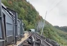 Товарен воз излета од шините кај Риека – 11 вагони завршија во провалија, нема повредени/видео