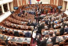 Хаос во албанскиот парламент: Шест пратеници се суспендирани поради предизвикување нереди/видео