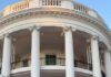 Изненадување за децата за на Ноќта на вештерките на Трамп не помина славно: Прелет на претседателкиот авион над Белата куќа предизвика доцнење на десетици летови/видео
