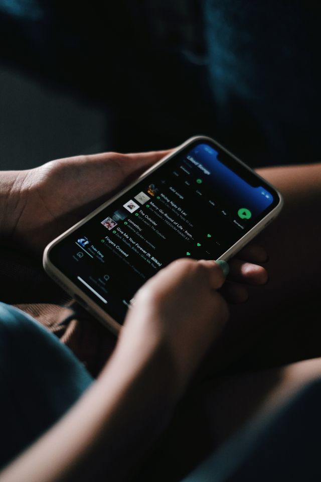 spotify pexels-nguyendesigner-11989314