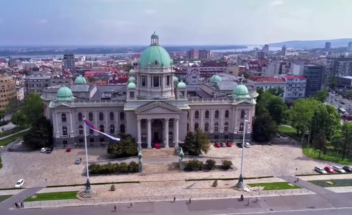 srbija-sobranie-nadvor-zgrada