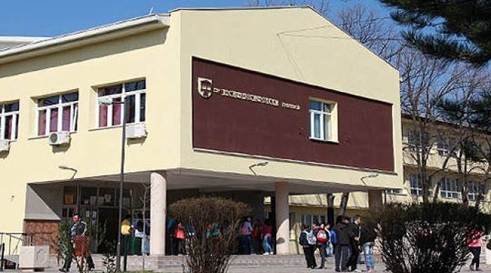 средношколци