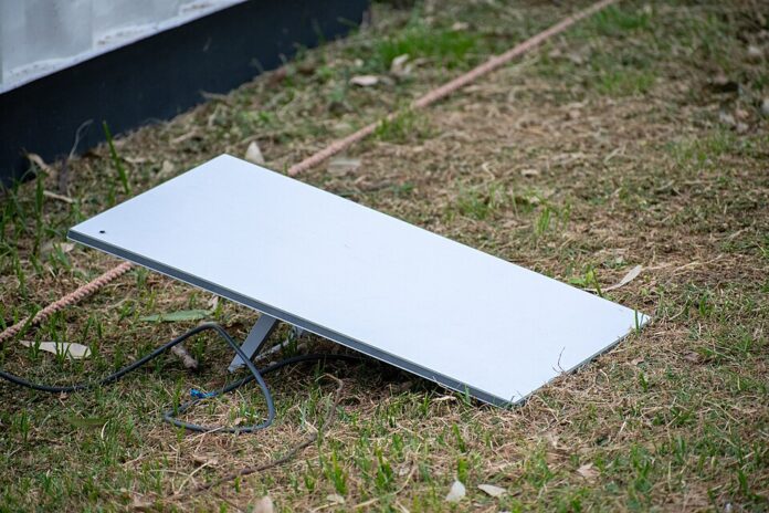 Starlink_antenna_at_St._Albans_-_BugWarp