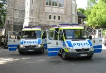Инцидент пред Кралската палата во Стокхолм: Полицијата пукаше во маж вооружен со нож/видео