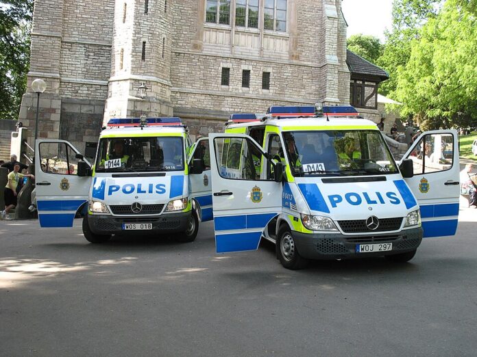 Swedish_police_vans_in_Stockholm