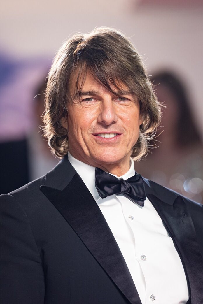 tom_cruise-2428-696x1043
