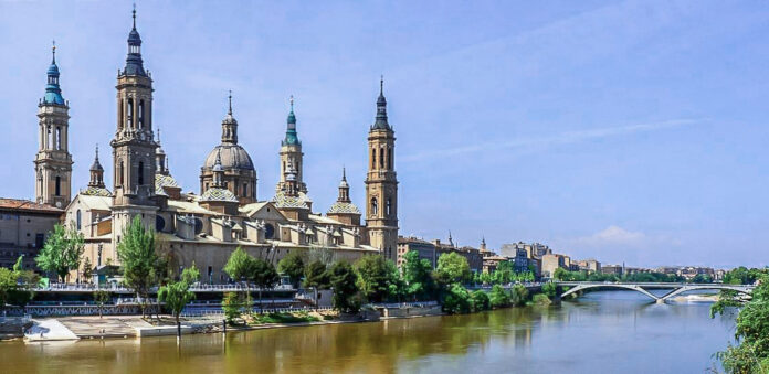 Zaragoza_-_Basílica_del_Pilar_y_río_Ebro